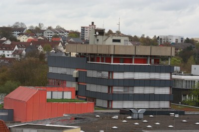 Über den Dächern der Stadt mit Blick auf Rathaus und Stadthalle