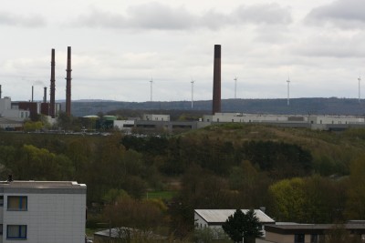 Blick auf VW-Werk mit Windkraftanlagen in der Söhre