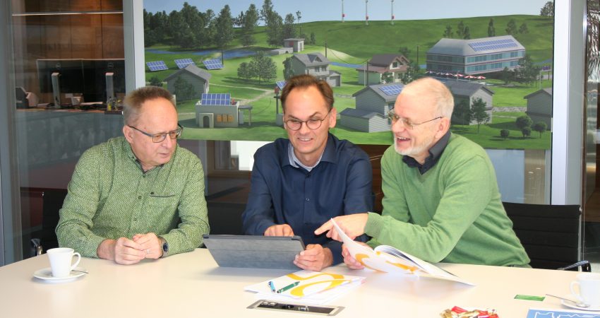 Thomas Flügge (Mitte) erläutert die Arbeit der cdw-stiftung