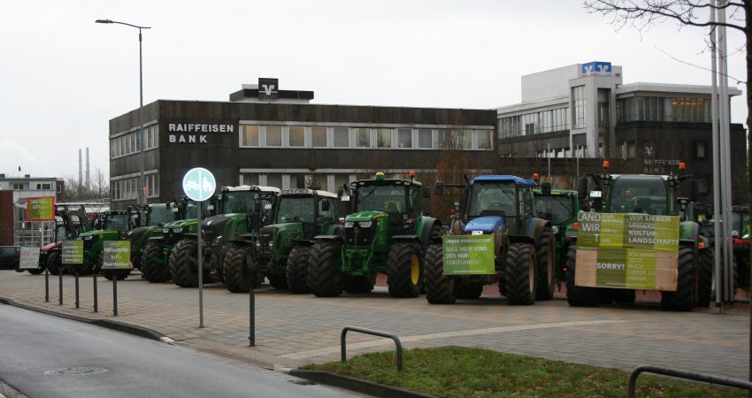 Landwirte protestierten mit klaren Aussagen und schwerem Gerät gegen die Landwirtschaftspolitik aus Berlin und Brüssel