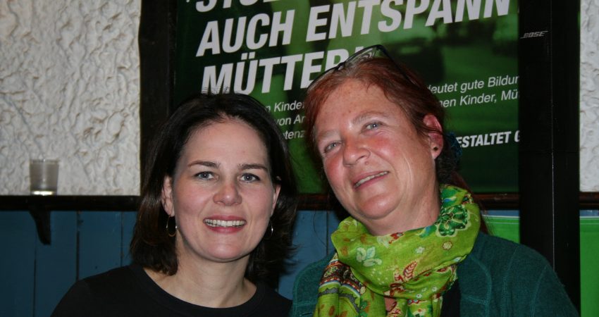 Annalena mit Susanne Regier (Vellmar) vom Kreisvorstand bei der Landtagswahl 2018